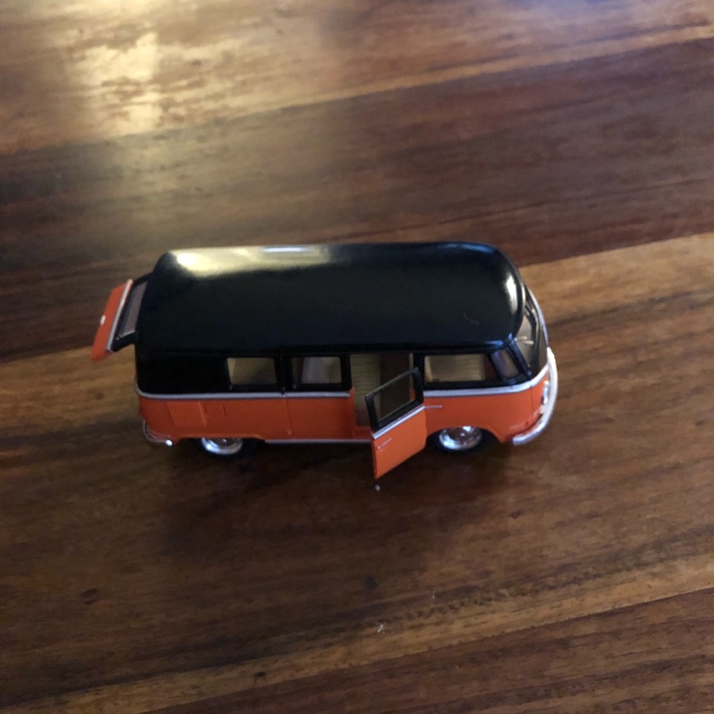 2 Pull Back Action Cars - Picture 4 of 4